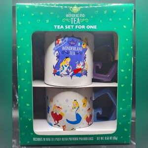 NIB Alice in Wonderland Tea Set